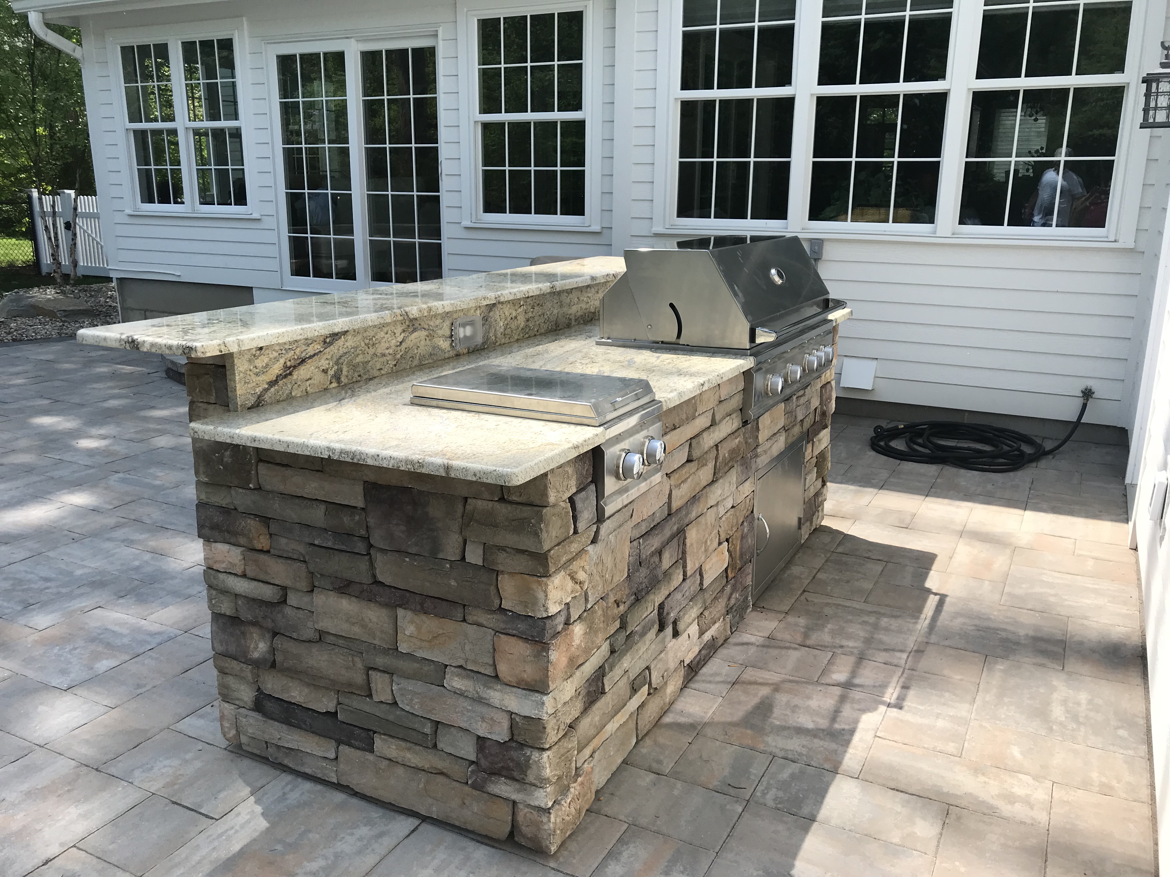 outdoor-kitchens-seating-unique-pavers